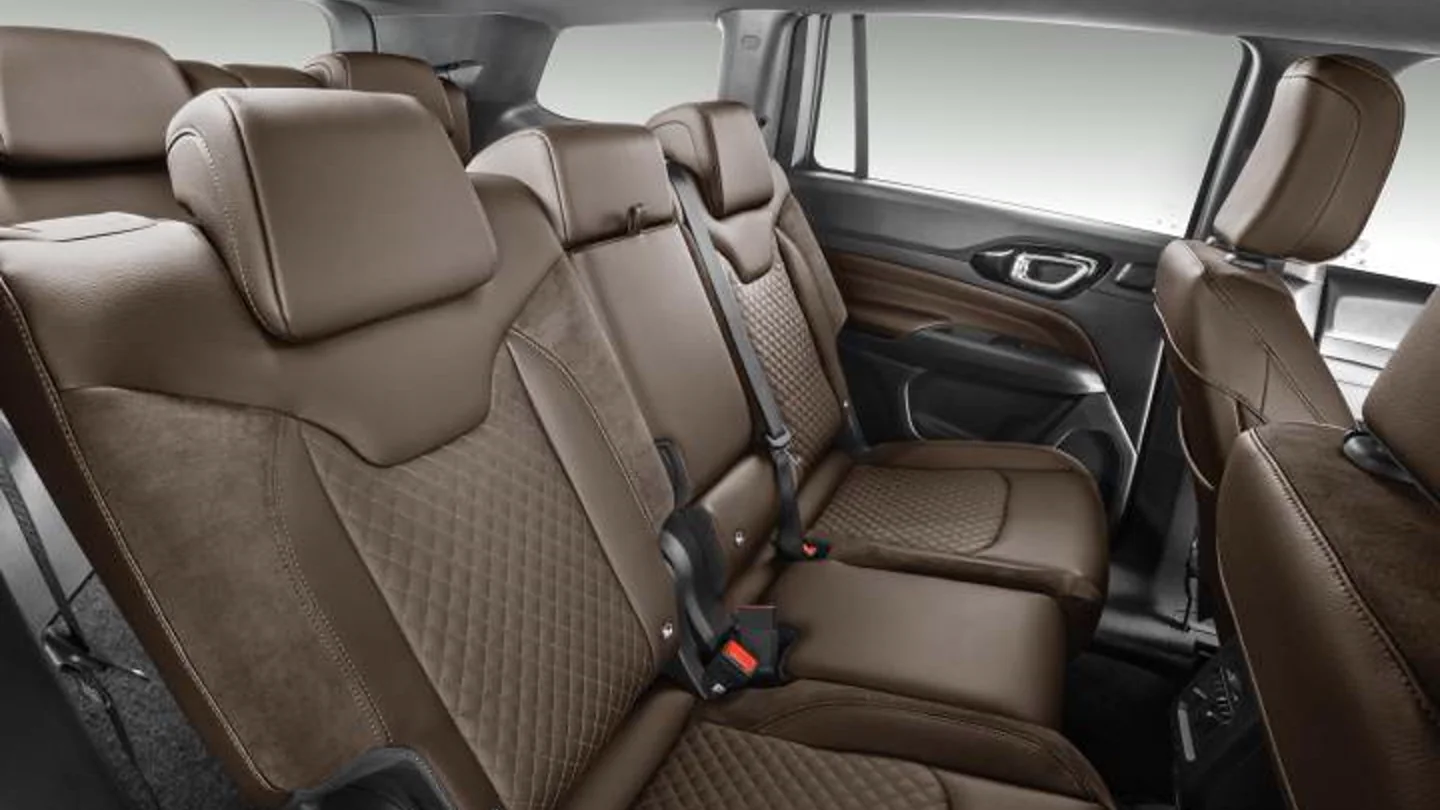 Bancos em couro do SUV Commander de 7 lugares