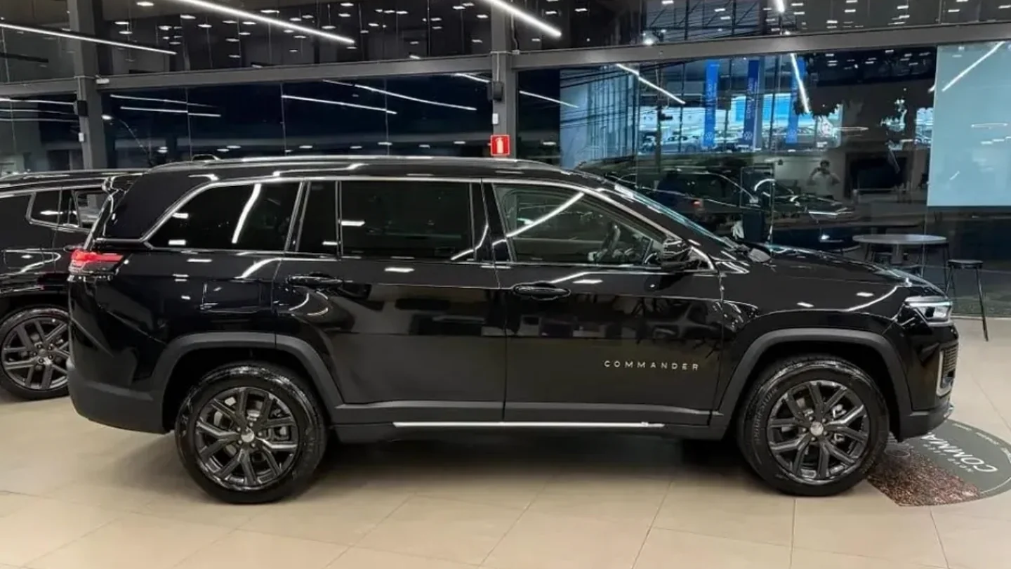 SUV Jeep Commander Black VIP vista lateral