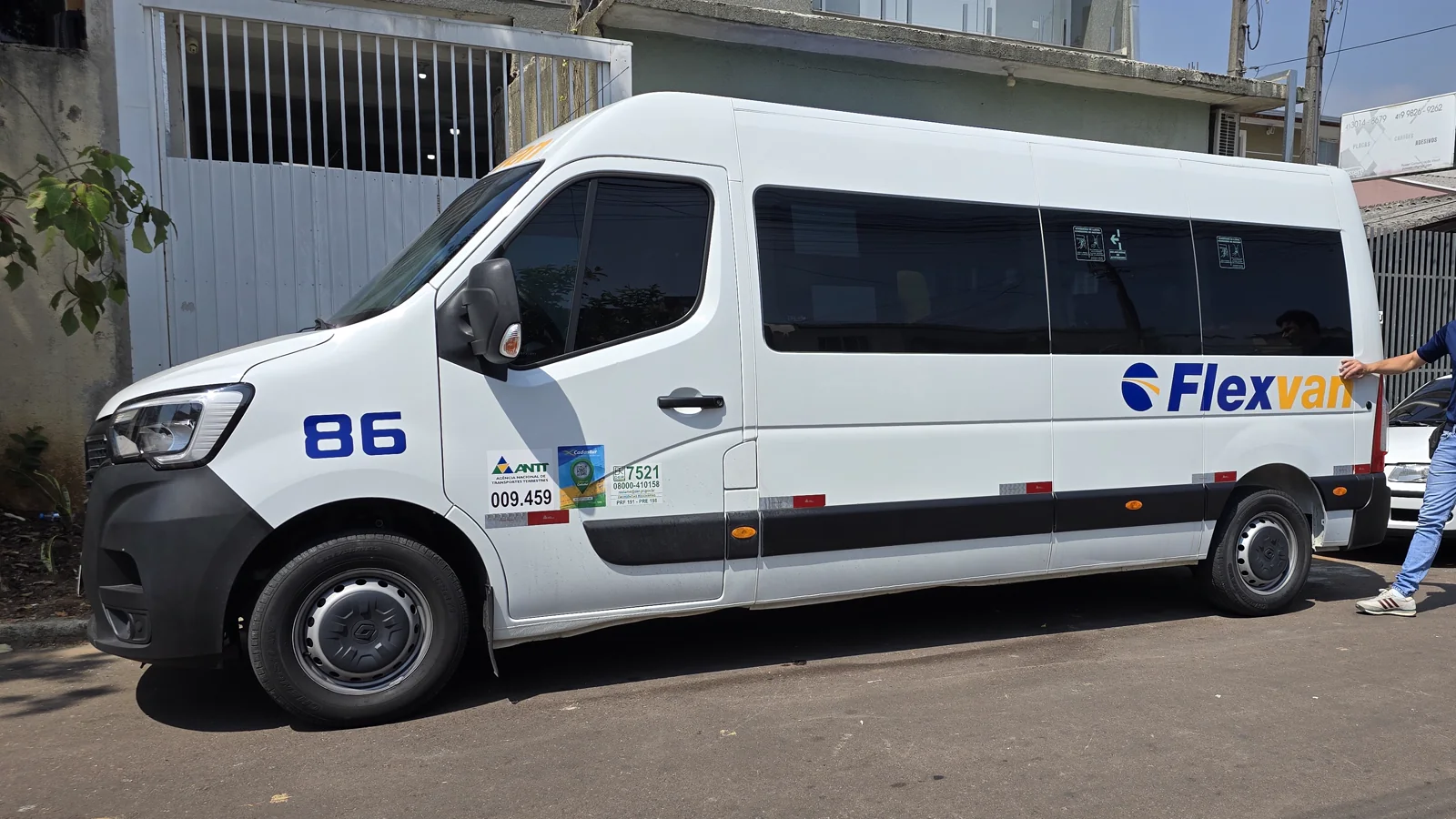 Renault Master executiva FlexVan de 15 lugares vista lateral