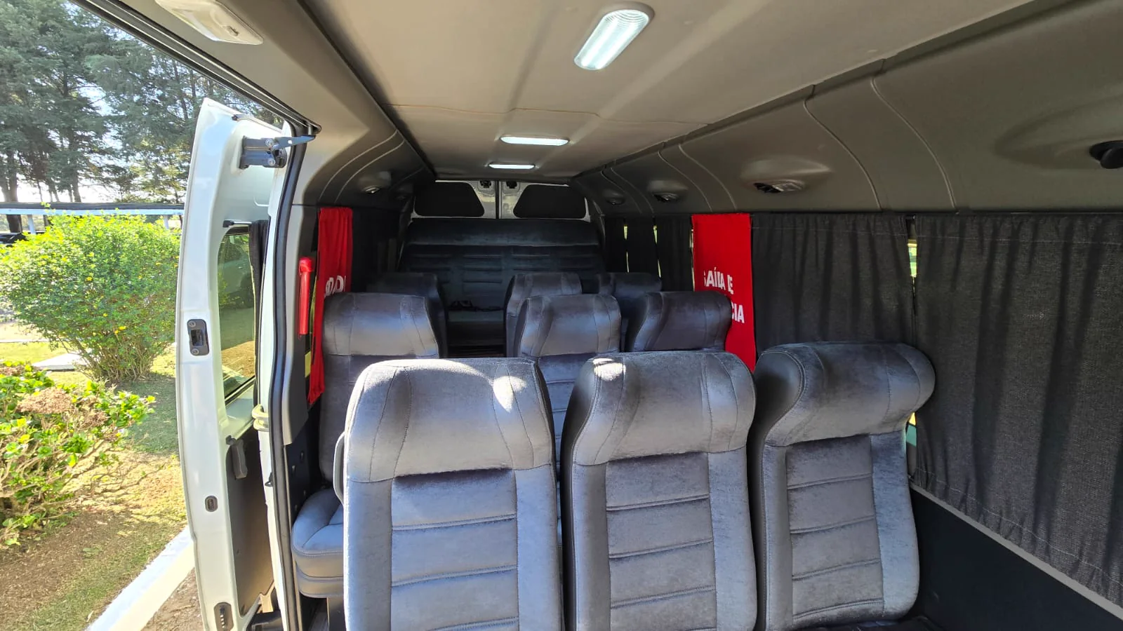 Interior da Renault Master executiva de 15 lugares