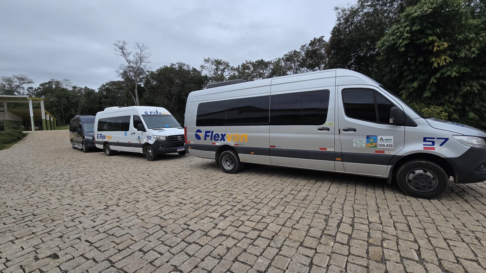 Frota de vans e ve&iacute;culos executivos da FlexVan para aluguel em Curitiba